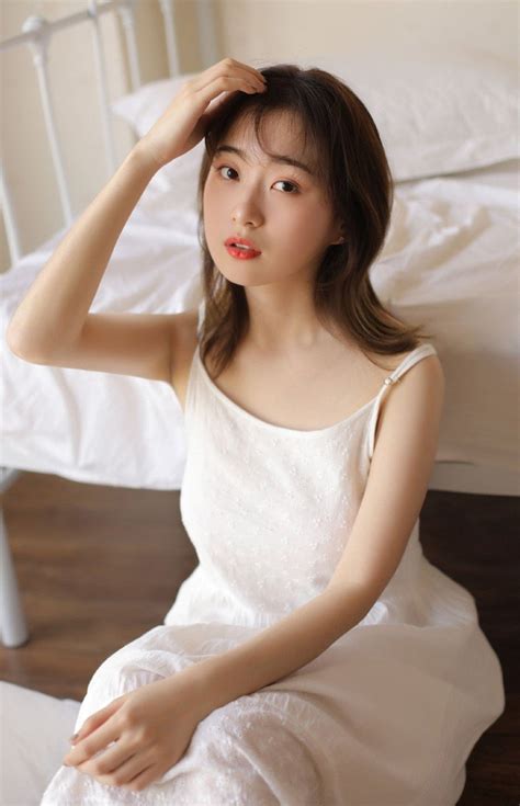 礼炮鸣响，国旗护卫队擎国旗出场！