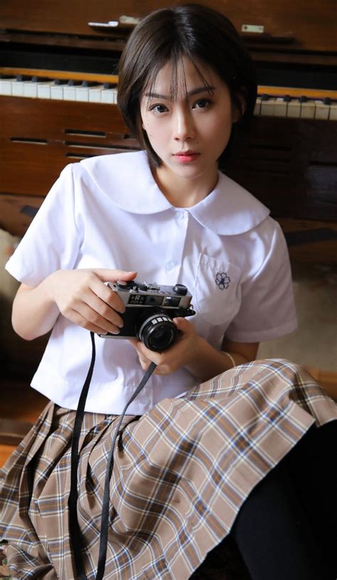 礼炮鸣响，国旗护卫队擎国旗出场！